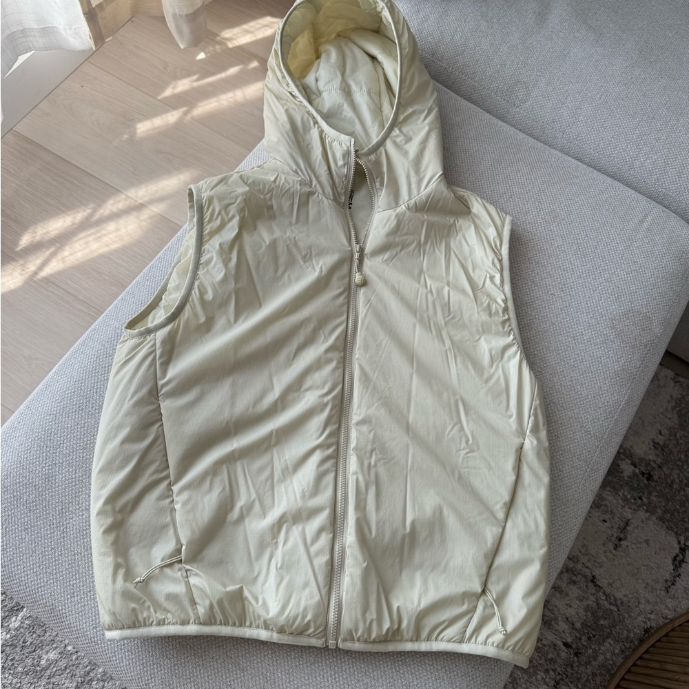 Aritzia Cream Puffer Packable Vest